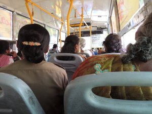 バンガロール　バス車内